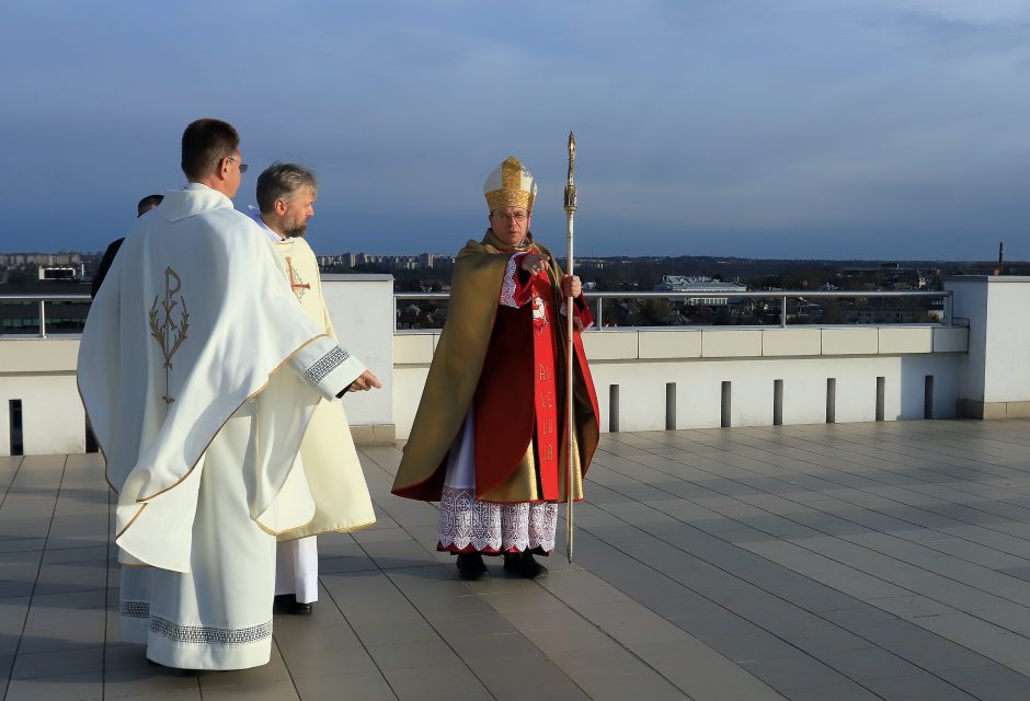 Kitokios Velykos: kauniečius palaimino nuo Prisikėlimo bažnyčios stogo