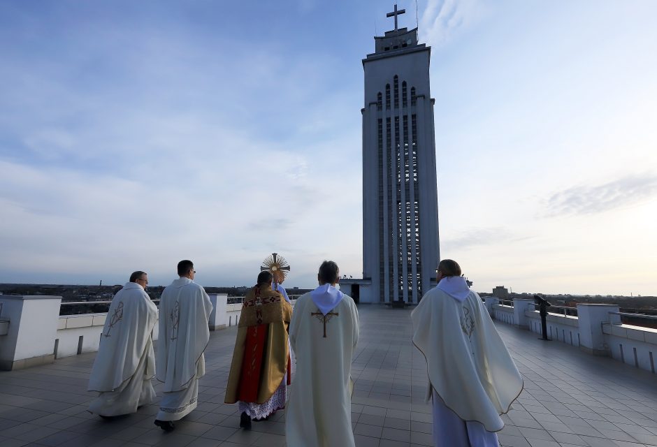 Kitokios Velykos: kauniečius palaimino nuo Prisikėlimo bažnyčios stogo