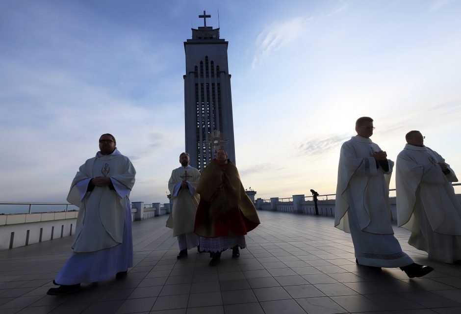 Kitokios Velykos: kauniečius palaimino nuo Prisikėlimo bažnyčios stogo