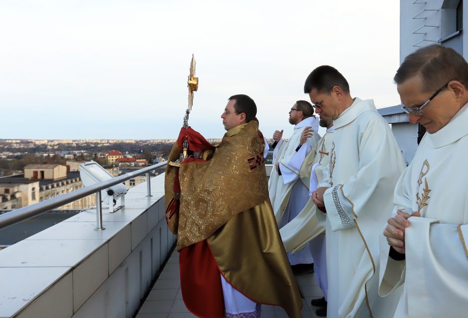 Kitokios Velykos: kauniečius palaimino nuo Prisikėlimo bažnyčios stogo