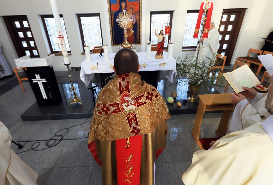 Kitokios Velykos: kauniečius palaimino nuo Prisikėlimo bažnyčios stogo