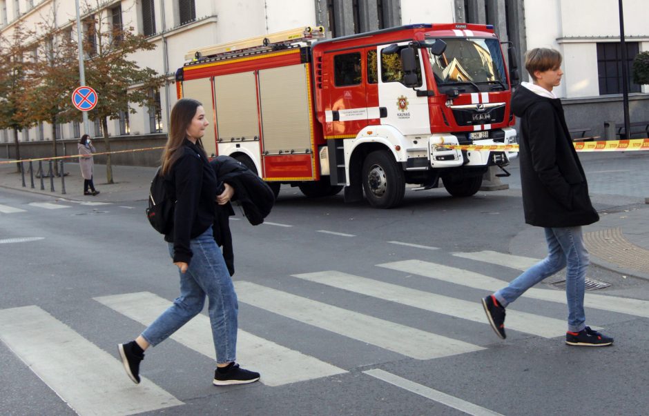 Pareigūnai sprogmenų Kauno „Akropolyje“ nerado, prekybos centras atnaujino darbą