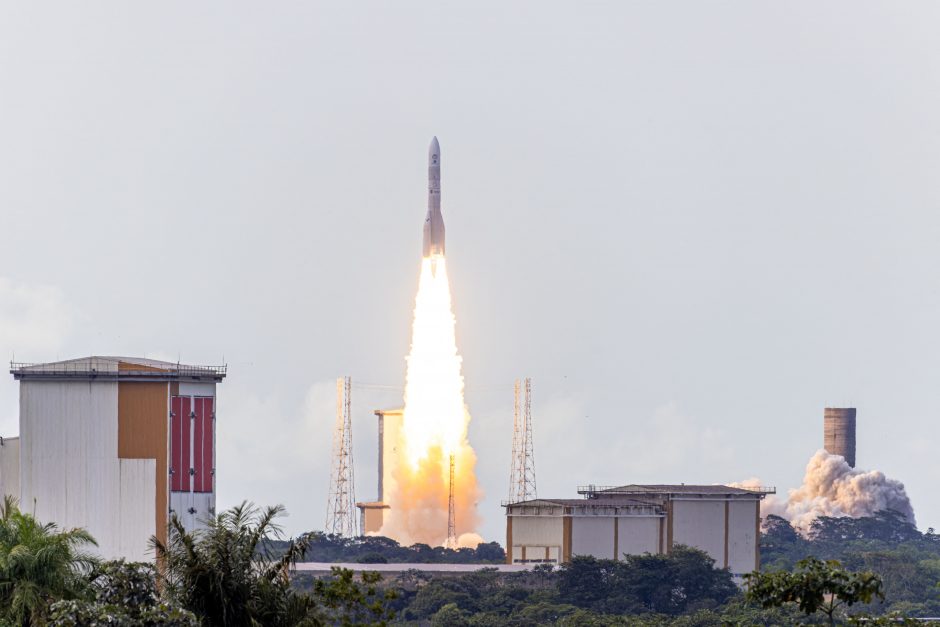 Pirmą kartą sėkmingai paleista europiečių gamybos raketa „Ariane 6“