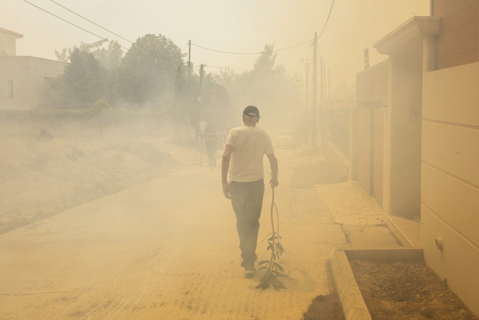 Atėnų apylinkėse siaučiant miškų gaisrams evakuojasi tūkstančiai žmonių