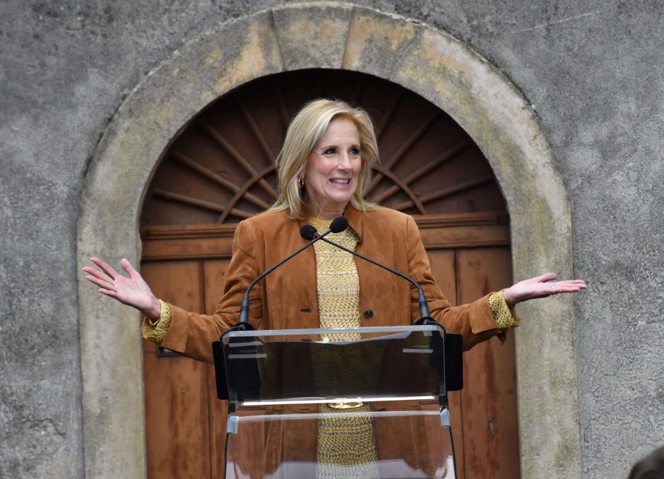 JAV pirmoji ponia Jill Biden Sicilijoje ieškojo savo itališkų šaknų