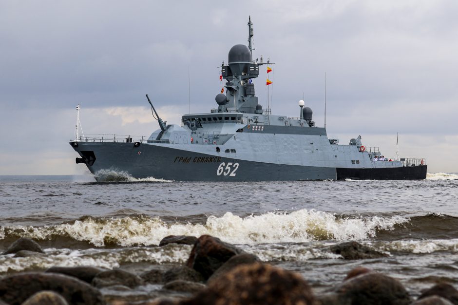 Iranas ir Rusija pradėjo bendras karinio jūrų laivyno pratybas