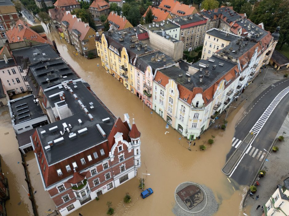 Lenkijos premjeras skelbia apie 233 mln. eurų pagalbą audros paveiktiems regionams