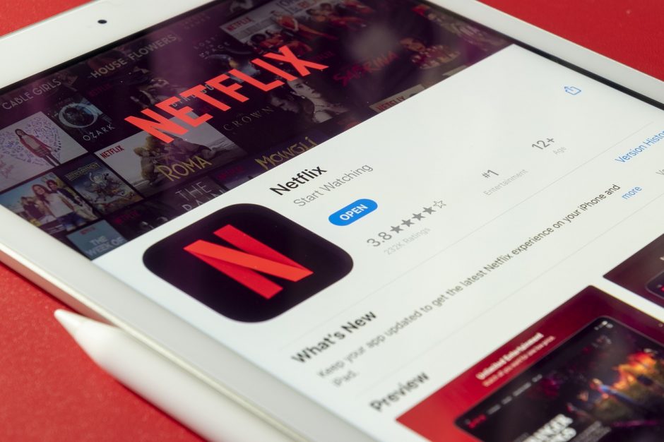 „Netflix“ biuruose Paryžiuje ir Amsterdame surengtos kratos