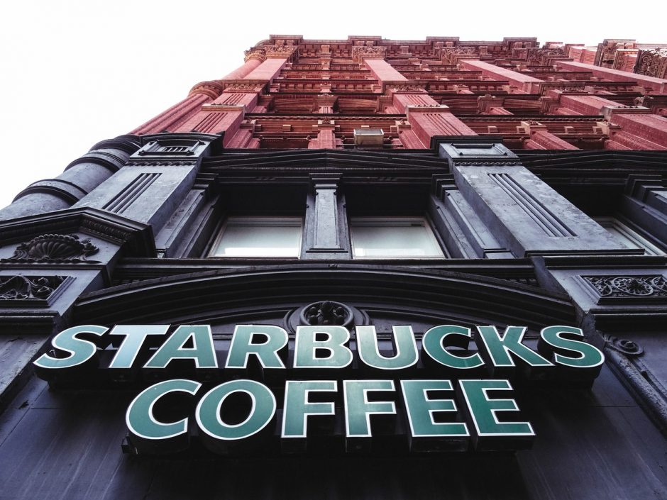 Trijuose JAV miestuose prasidėjo „Starbucks“ darbuotojų streikas