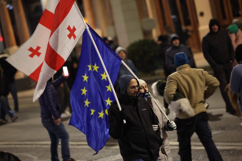 Protestuojantys kartvelai nepasiduoda: žada laimėti „nervų žaidimą