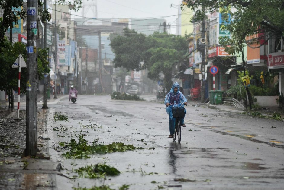 Vietnamą pasiekęs taifūnas pasiglemžė pirmąsias aukas