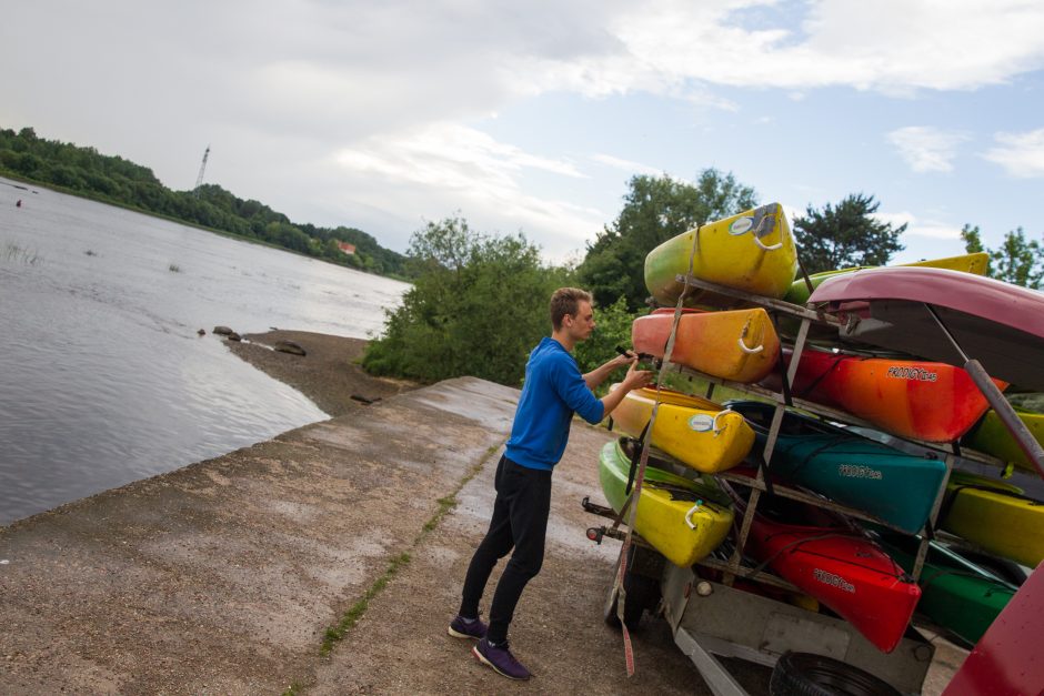 Nemuną skrodė baidarių žygis per vakarėjantį Kauną