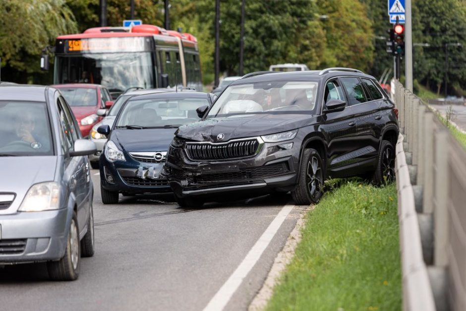 Vilniuje neblaivus vairuotojas trenkėsi į motociklą, bėgdamas apgadino dvi mašinas