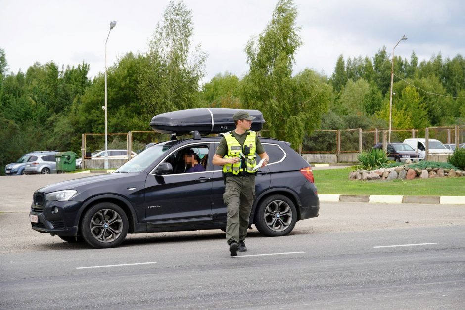 Pasieniečiams moldavas ir tadžikas įkliuvo su padirbtais vairuotojo pažymėjimais