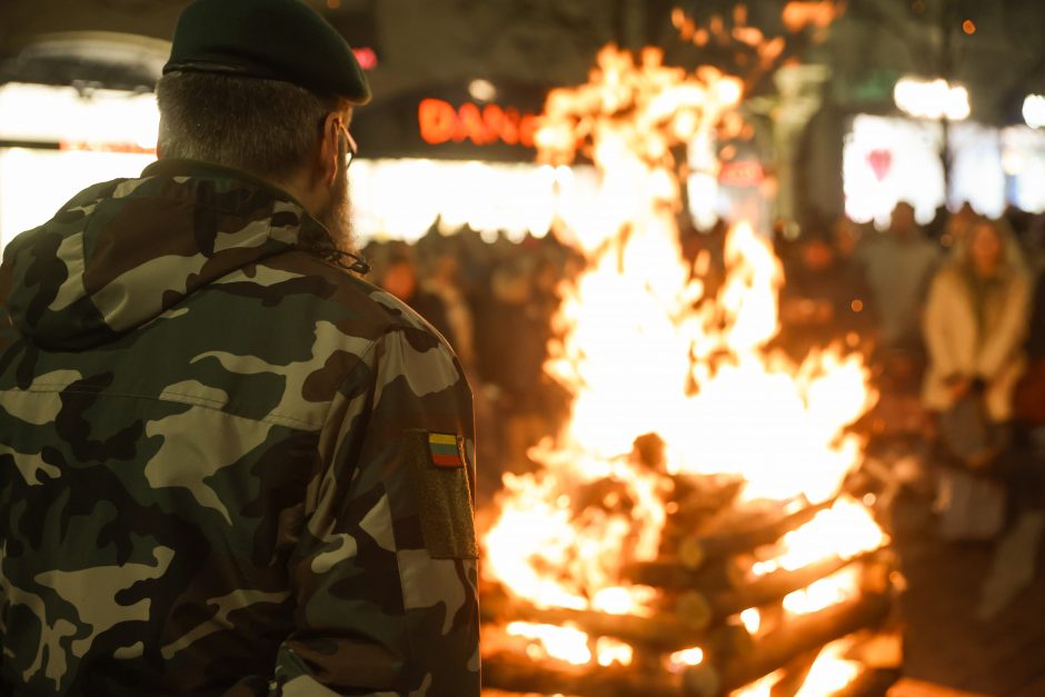 Gedimino prospekte suliepsnojo šešiolika Valstybės atkūrimo dienai skirtų laužų