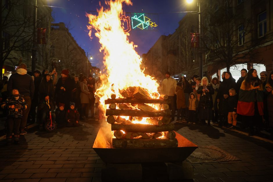 Gedimino prospekte suliepsnojo šešiolika Valstybės atkūrimo dienai skirtų laužų