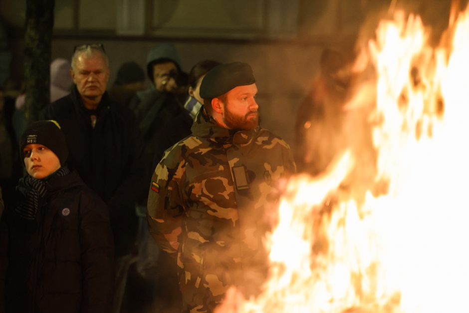 Gedimino prospekte suliepsnojo šešiolika Valstybės atkūrimo dienai skirtų laužų