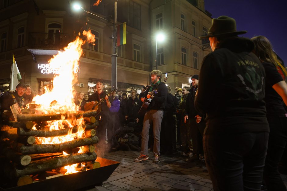 Gedimino prospekte suliepsnojo šešiolika Valstybės atkūrimo dienai skirtų laužų