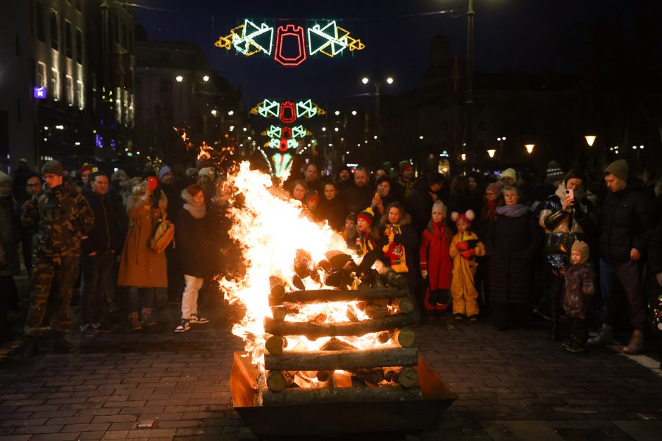 Gedimino prospekte suliepsnojo šešiolika Valstybės atkūrimo dienai skirtų laužų