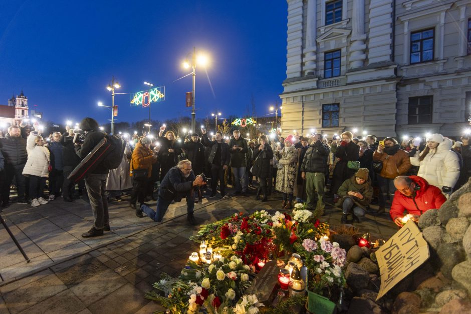 Apie pusė tūkstančio žmonių Vilniuje susirinko pagerbti A. Navalno