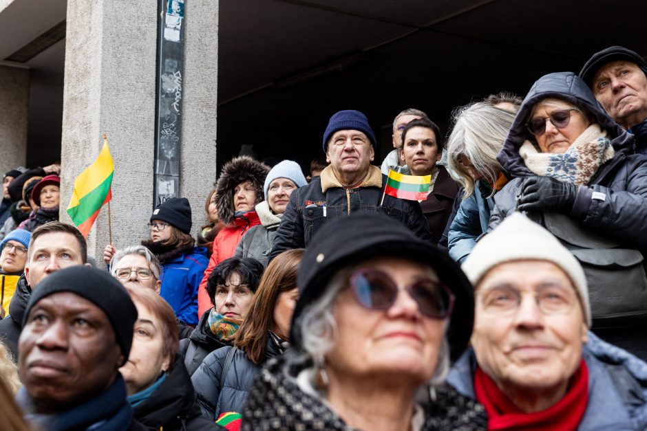 Prie Signatarų namų – kritikos strėlės valdžiai ir tylos minutė A. Navalnui