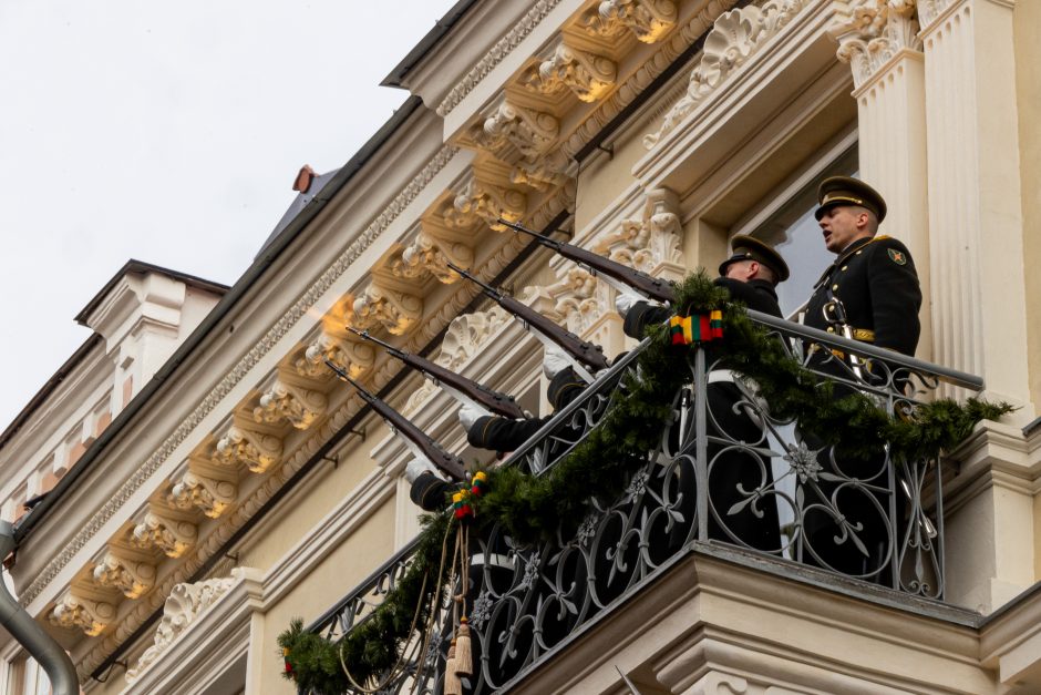 Prie Signatarų namų – kritikos strėlės valdžiai ir tylos minutė A. Navalnui