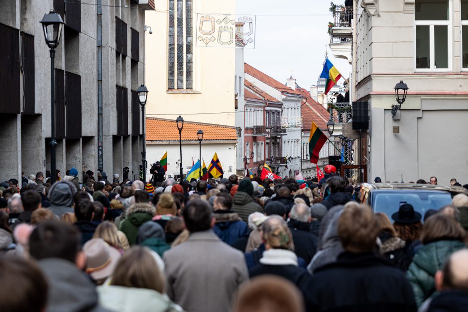 Prie Signatarų namų – kritikos strėlės valdžiai ir tylos minutė A. Navalnui