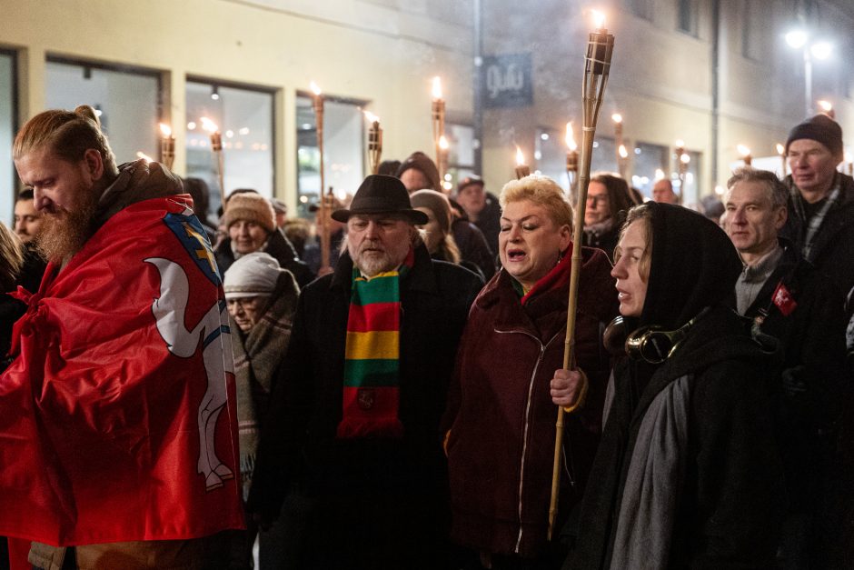 Iki tūkstančio žmonių Vilniuje žygiavo eitynėse su deglais