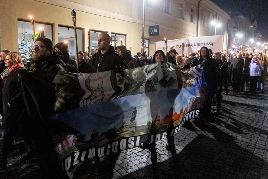 Iki tūkstančio žmonių Vilniuje žygiavo eitynėse su deglais