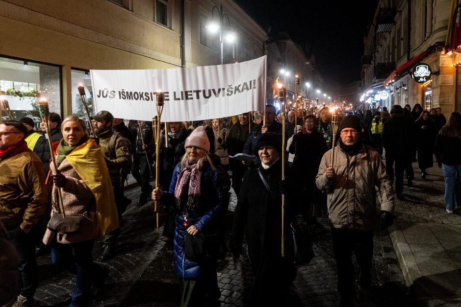 Iki tūkstančio žmonių Vilniuje žygiavo eitynėse su deglais