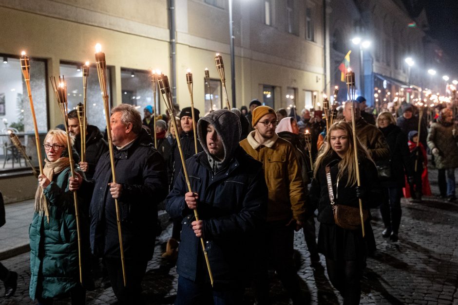 Iki tūkstančio žmonių Vilniuje žygiavo eitynėse su deglais