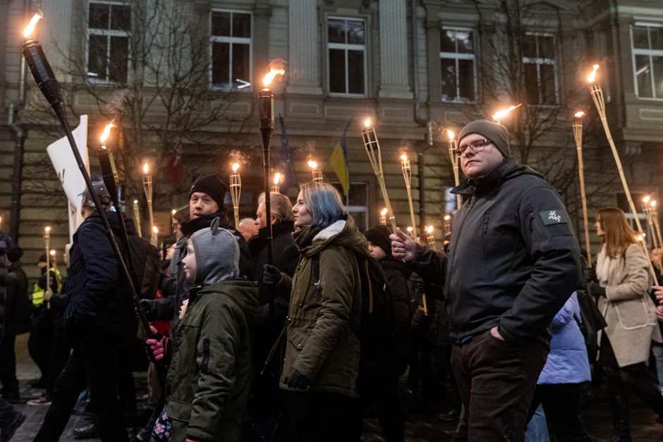 Iki tūkstančio žmonių Vilniuje žygiavo eitynėse su deglais