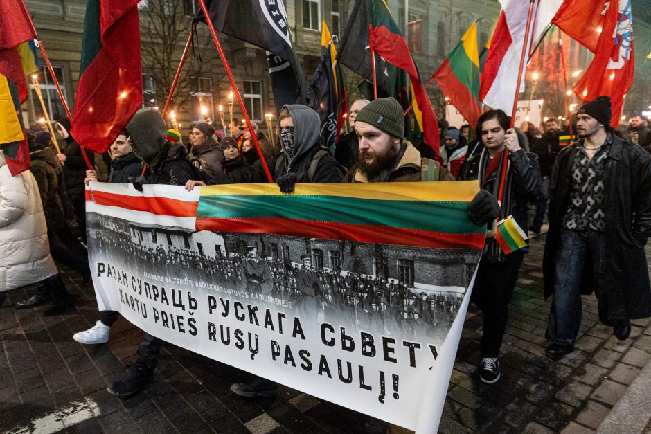 Iki tūkstančio žmonių Vilniuje žygiavo eitynėse su deglais