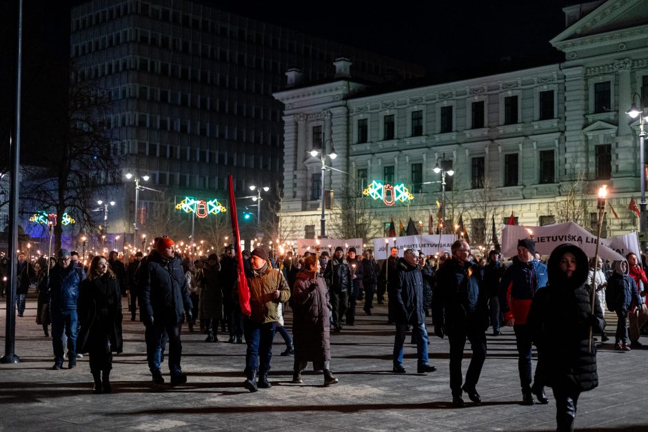 Iki tūkstančio žmonių Vilniuje žygiavo eitynėse su deglais