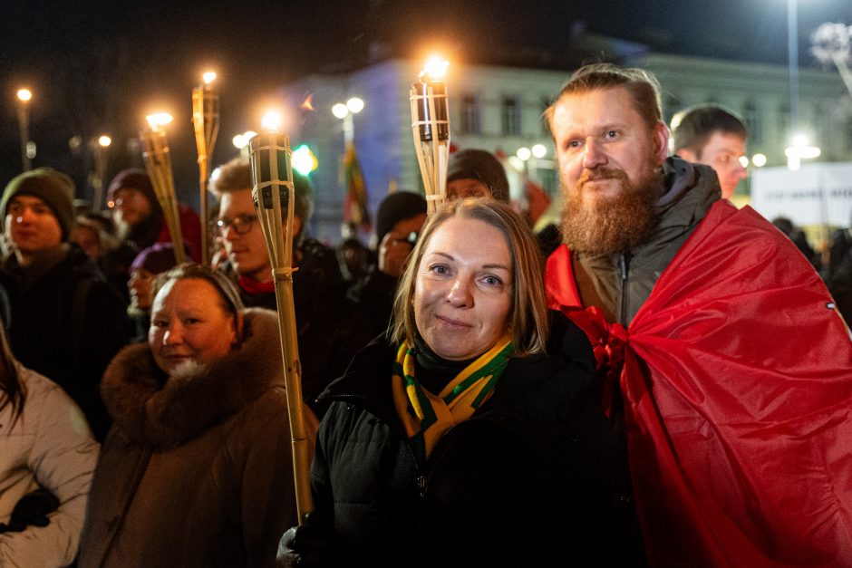 Iki tūkstančio žmonių Vilniuje žygiavo eitynėse su deglais