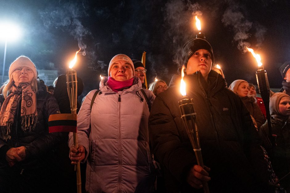 Iki tūkstančio žmonių Vilniuje žygiavo eitynėse su deglais