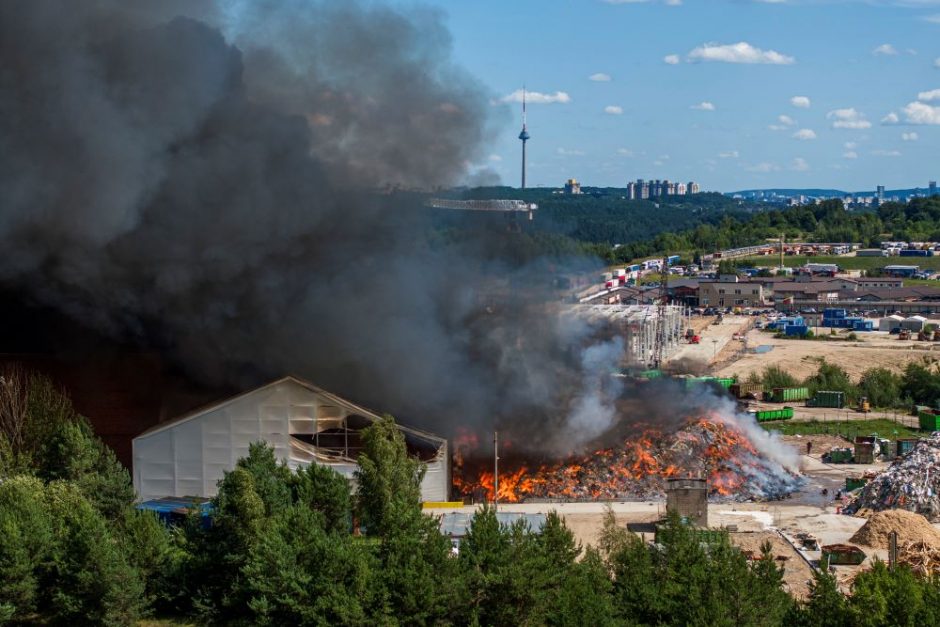 Policija atlieka ikiteisminį tyrimą dėl gaisro įmonėje „Ecoservice“