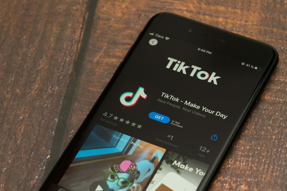 ES pradeda oficialų „TikTok“ tyrimą dėl vaikų apsaugos