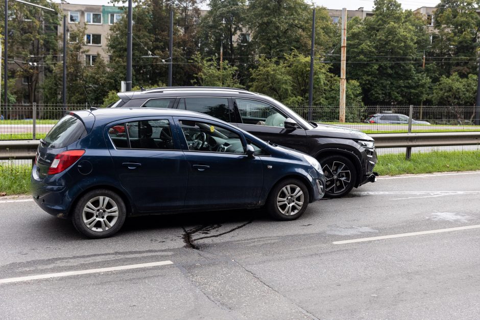 Vilniuje neblaivus vairuotojas trenkėsi į motociklą, bėgdamas apgadino dvi mašinas