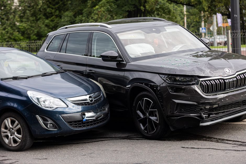 Vilniuje neblaivus vairuotojas trenkėsi į motociklą, bėgdamas apgadino dvi mašinas