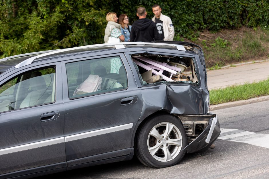 Vilniuje neblaivus vairuotojas trenkėsi į motociklą, bėgdamas apgadino dvi mašinas