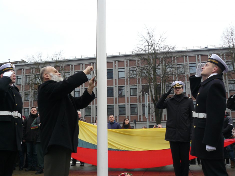 Atgimimo aikštėje – trispalvių jūra