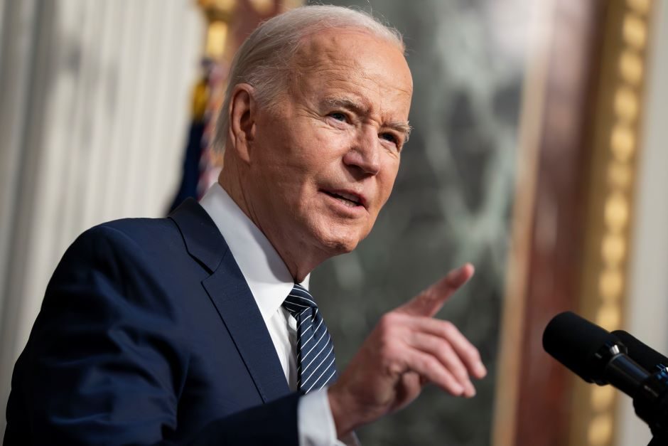 J. Bidenas ragina JAV Atstovų Rūmus surengti balsavimą dėl pagalbos Ukrainai paketo