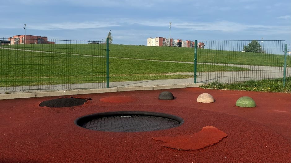 Sąjūdžio parko žaidimų aikštelėje siautėja vandalai