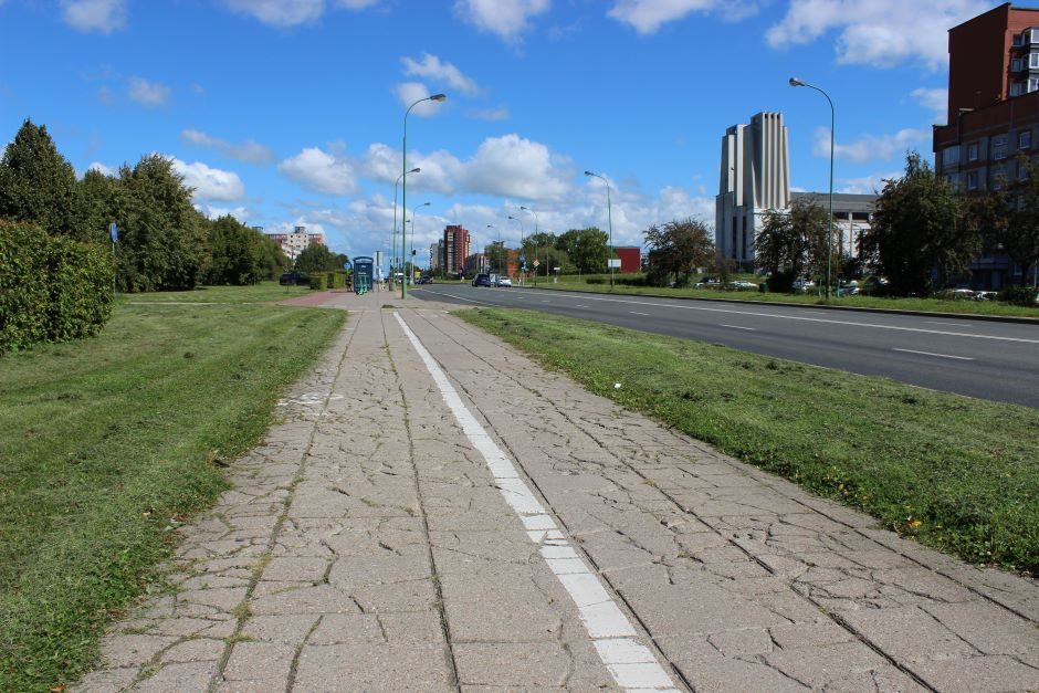 Suskeldėjusios šaligatvio trinkelės bado akis: kada takelis bus atnaujintas?