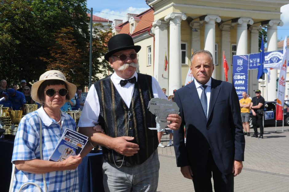 Ralis „Aplink Lietuvą“: prezidento G. Nausėdos taurę aukštyn kėlė A. Valuckas ir D. Vasiliauskas