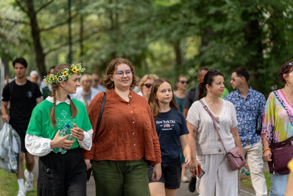 Šimtmečio šventė: minios žmonių traukia į Dainų slėnį