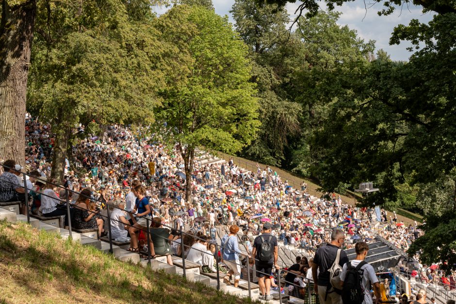 Šimtmečio šventė: minios žmonių traukia į Dainų slėnį