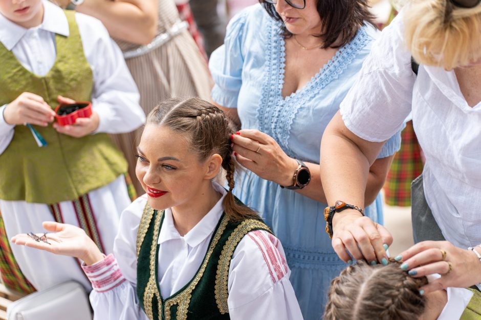 Šimtmečio šventė: minios žmonių traukia į Dainų slėnį