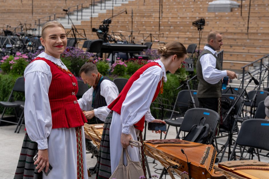 Šimtmečio šventė: minios žmonių traukia į Dainų slėnį